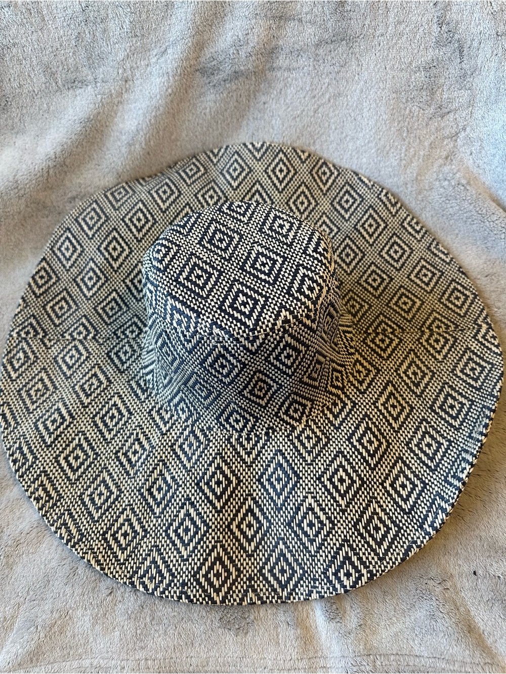 Wide Brim Diamond Pattern Sun Hat - Black & Cream